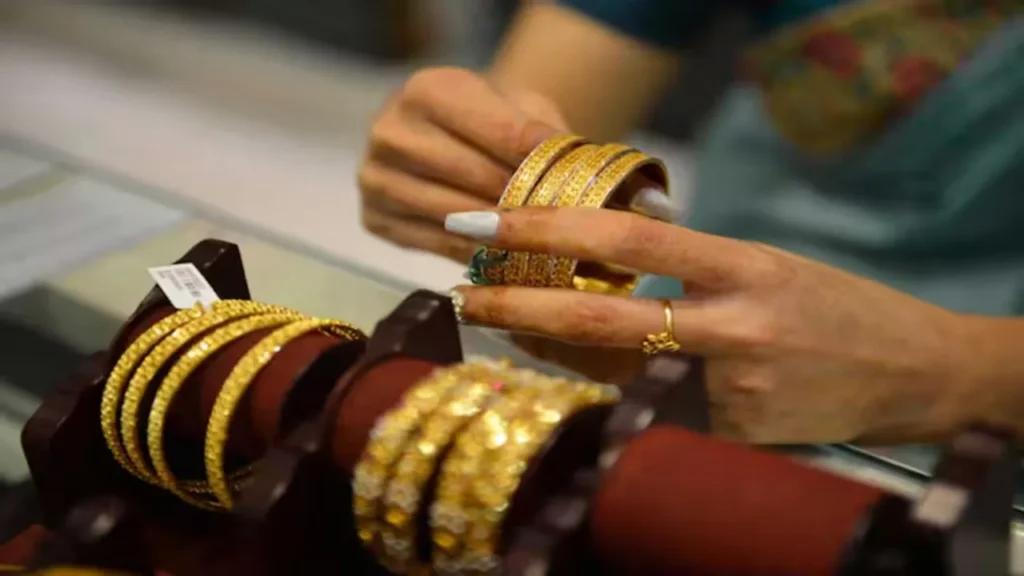 Gold Rate Today: तीसरे दिन भी सस्ता हुआ सोना, दो दिन बाद फिसली चांदी; जानें आपके शहर में क्या है नया भाव